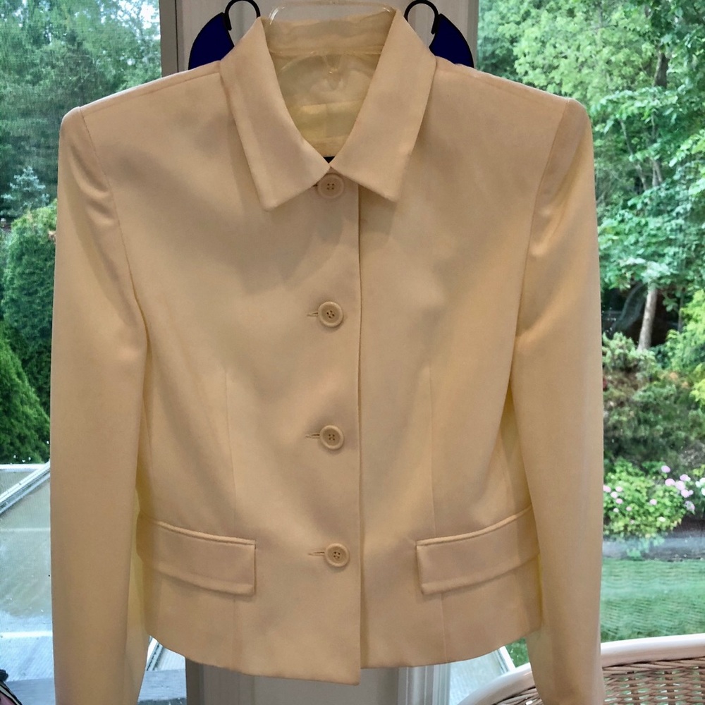 NWOT VOTRENOM CREAM JACKET